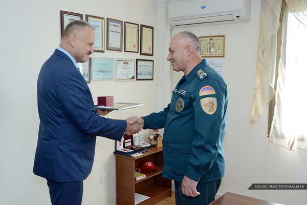 ՀԿԵ տնօրենն Անկախության տոնին անվանական ժամացույցներ է նվիրել հայ փրկարարներին ՀԿԵ տնօրենն Անկախության տոնին անվանական ժամացույցներ է նվիրել հայ փրկարարներին - Sputnik Արմենիա