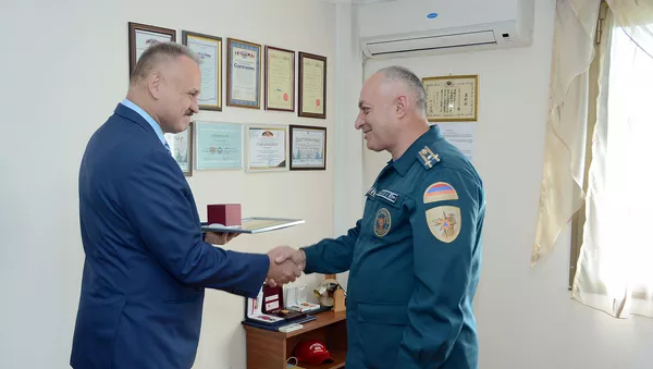 Гендиректор ЮКЖД Сергей Валько вручил благодарственные грамоты и именные часы сотрудникам МЧС Армении (21 сентября 2019). Ванадзор - Sputnik Армения