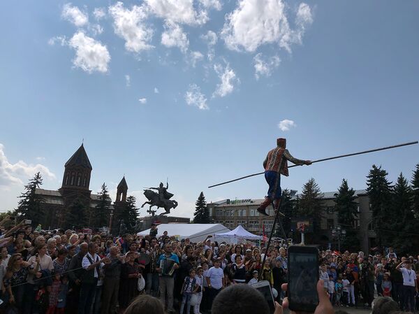 День независимости в Гюмри: что происходит в городе искусств и ремесел прямо сейчас День независимости в Гюмри: что происходит в городе искусств и ремесел прямо сейчас - Sputnik Армения