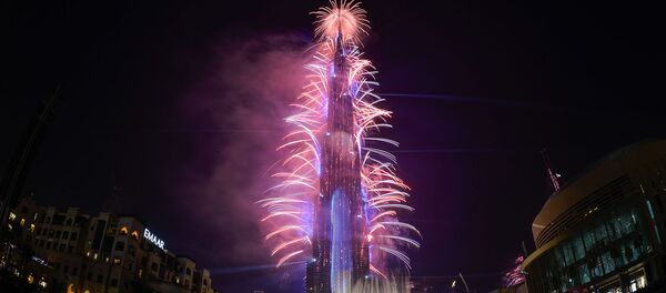 Фейерверк на небоскребе Бурдж-Халифе в канун Нового года (31 декабря 2018). Дубай - Sputnik Армения