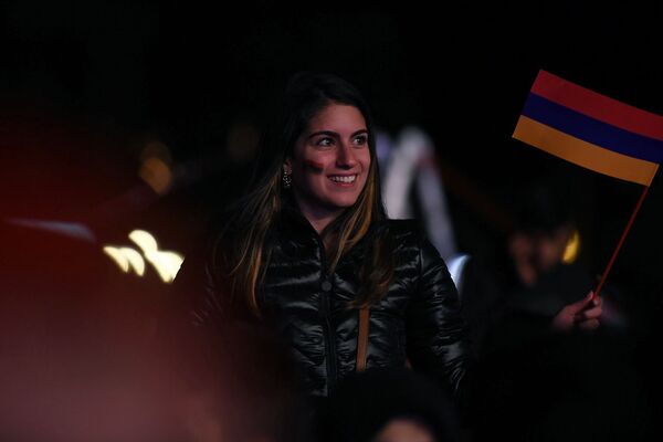 Посетительница праздничного концерта группы Capital Citues (США) в День Независимости Армении (21 сентября 2019). Гюмри - Sputnik Армения