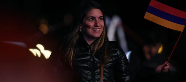 Посетительница праздничного концерта группы Capital Citues (США) в День Независимости Армении (21 сентября 2019). Гюмри - Sputnik Արմենիա