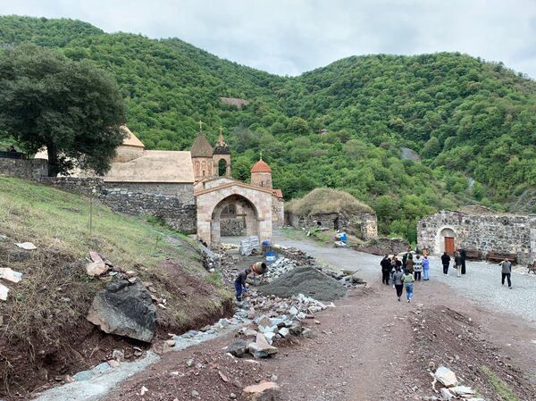 Своими силами, да помолясь: настоятель монастыря с подвижниками спасают Дадиванк - фото Своими силами, да помолясь: настоятель монастыря с подвижниками спасают Дадиванк - фото - Sputnik Армения