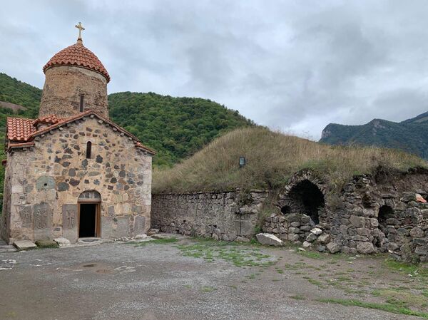 Своими руками отдали: настоятель Дадиванка не знает, как будет покидать монастырь - Sputnik Армения