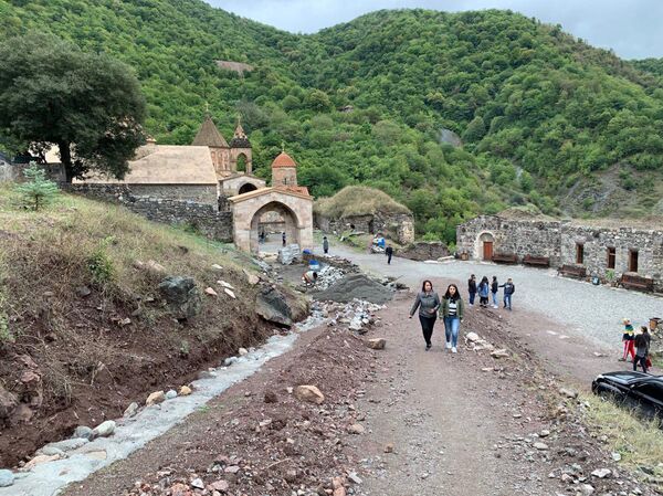 Վանքի անվտանգությունը հսկող քահանան. տեր Հովհաննեսը փորձում է փրկել Դադիվանքը փլուզումից - Sputnik Արմենիա