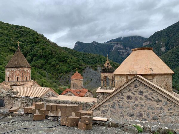 Своими силами, да помолясь: настоятель монастыря с подвижниками спасают Дадиванк - фото Своими силами, да помолясь: настоятель монастыря с подвижниками спасают Дадиванк - фото - Sputnik Армения
