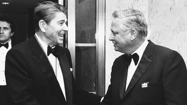 Президент США Рональд Рейган (слева) приветствует Баррона Хилтона по прибытии на Капитолийский холм (26 января 1985). Вашингтон - Sputnik Армения