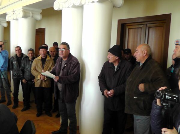 Ванадзорские таксисты выступили с прошением пересмотреть пошлину на такси Ванадзорские таксисты выступили с прошением пересмотреть пошлину на такси - Sputnik Արմենիա