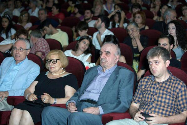 Артавазд Пелешян на просмотре своих фильмов - Sputnik Армения