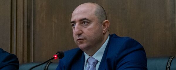 Заместитель председателя комиссии по финансово-кредитным вопросам парламента Армении Артак Манукян на пресс-конференции по итогам Парламентской ассамблеи ОЧЭС (23 сентября 2019). Еревaн Заместитель председателя комиссии по финансово-кредитным вопросам парламента Армении Артак Манукян на пресс-конференции по итогам Парламентской ассамблеи ОЧЭС (23 сентября 2019). Еревaн - Sputnik Արմենիա