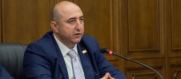 Заместитель председателя комиссии по финансово-кредитным вопросам парламента Армении Артак Манукян на пресс-конференции по итогам Парламентской ассамблеи ОЧЭС (23 сентября 2019). Еревaн - Sputnik Армения
