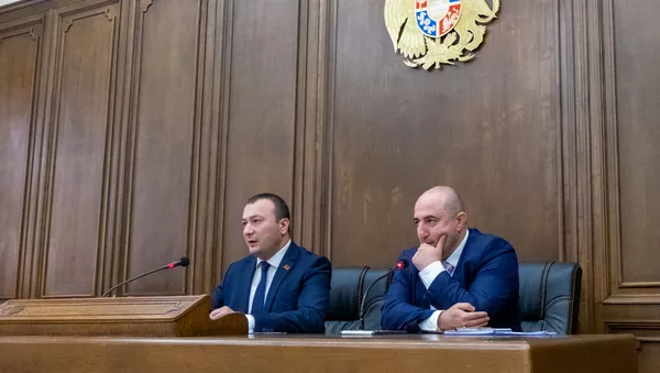 Вице-спикер парламента Армении Ваге Энфиаджян и зам.председателя комиссии по финансово-кредитным вопросам парламента Армении Артак Манукян на пресс-конференции по итогам Парламентской ассамблеи ОЧЭС (23 сентября 2019). Еревaн