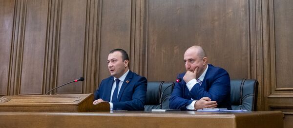 Вице-спикер парламента Армении Ваге Энфиаджян и зам.председателя комиссии по финансово-кредитным вопросам парламента Армении Артак Манукян на пресс-конференции по итогам Парламентской ассамблеи ОЧЭС (23 сентября 2019). Еревaн Вице-спикер парламента Армении Ваге Энфиаджян и зам.председателя комиссии по финансово-кредитным вопросам парламента Армении Артак Манукян на пресс-конференции по итогам Парламентской ассамблеи ОЧЭС (23 сентября 2019). Еревaн - Sputnik Армения