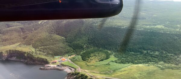Прилетающих на Итуруп самолетом остров всегда встречает ясной погодой и живописными видами из иллюминатора. А все от того, что в туман и низкую облачность самолеты на остров не вылетают. - Sputnik Արմենիա