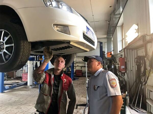 В Самаре полицейские спасли котенка, застрявшего в моторном отсеке служебного авто - фото - Sputnik Армения