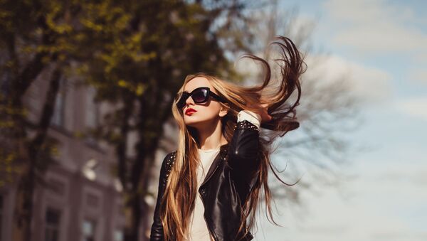 Красивая девушка в солнечных очках, кожаной куртке и платьях гуляет по осеннему городу - Sputnik Армения