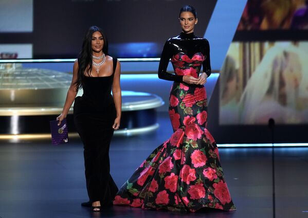Ким Кардашян и супермодель Кендалл Дженнер на церемонии вручения 71st Emmy Awards в Лос-Анджелесе - Sputnik Армения