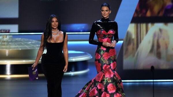 Ким Кардашян и супермодель Кендалл Дженнер на церемонии вручения 71st Emmy Awards в Лос-Анджелесе - Sputnik Армения