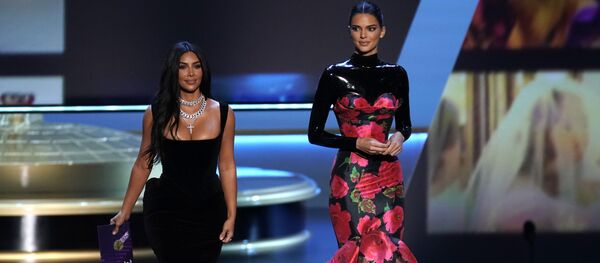 Ким Кардашян и супермодель Кендалл Дженнер на церемонии вручения 71st Emmy Awards в Лос-Анджелесе Ким Кардашян и супермодель Кендалл Дженнер на церемонии вручения 71st Emmy Awards в Лос-Анджелесе - Sputnik Արմենիա
