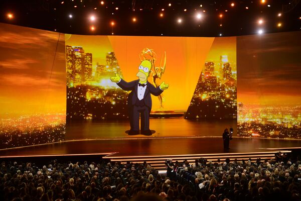 Появление Гомера Симпсона на экране во время 71-ой церемонии Эмми в Лос-Анджелесе  - Sputnik Армения
