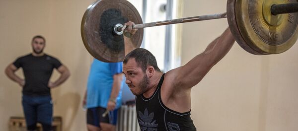 Акоп Мкртчян на тренировке в преддверии ЧМ-2019 по тяжелой атлетике - Sputnik Армения