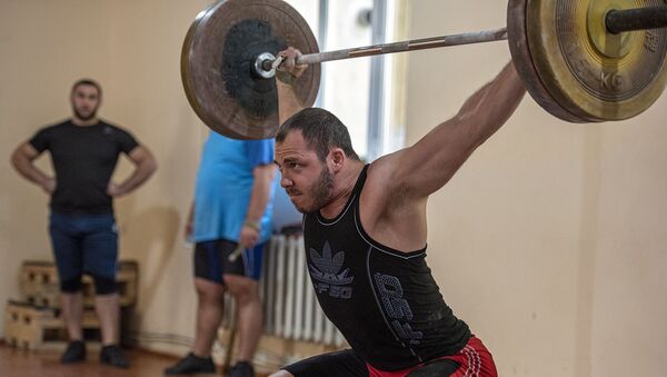 Акоп Мкртчян на тренировке в преддверии ЧМ-2019 по тяжелой атлетике - Sputnik Армения