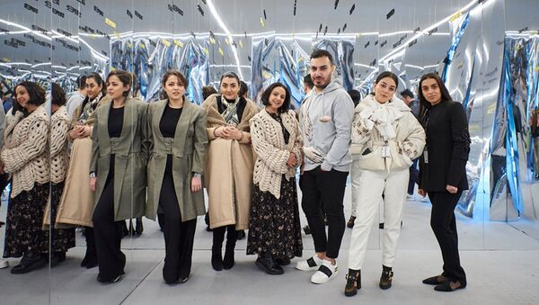 Элен Манукян и Ваан Хачатрян в центре с коллегами дизайнерами на выставке Pitti Super 13 - Sputnik Армения