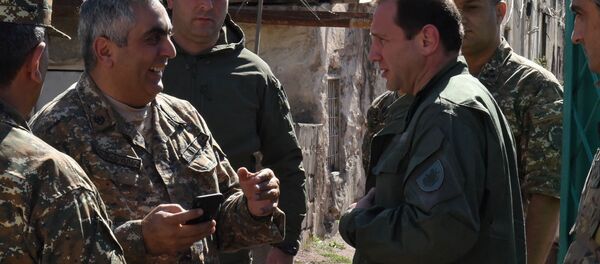 Министр обороны Давид Тоноян и пресс-секретарь минобороны Арцрун Ованнисян во время учения по мобилизации (24 сентября 2019). Абовян Министр обороны Давид Тоноян и пресс-секретарь минобороны Арцрун Ованнисян во время учения по мобилизации (24 сентября 2019). Абовян - Sputnik Արմենիա