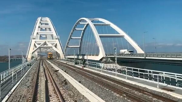 Российские журналисты впервые проехали на поезде по Крымскому мосту - Sputnik Армения