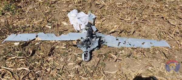 Армия обороны Карабаха опубликовала фотографии сбитого беспилотника ORBITER-2 Армия обороны Карабаха опубликовала фотографии сбитого беспилотника ORBITER-2 - Sputnik Արմենիա