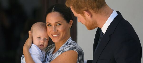 Британский принц Гарри с супругой Меган герцогиней Сассекс и сыном Арчи перед встречей с архиепископом Десмондом Туту (25 сентября 2019). Кейптаун Британский принц Гарри с супругой Меган герцогиней Сассекс и сыном Арчи перед встречей с архиепископом Десмондом Туту (25 сентября 2019). Кейптаун - Sputnik Армения