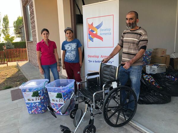 Բարեգործություն` շշի կափարիչով. ևս մեկ երեխա անվասայլակ ստացավ - Sputnik Արմենիա