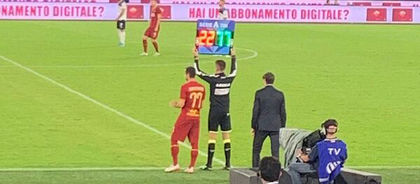 Полузащитник Генрих Мхитарян выходит на замену во время футбольного матча итальянской Серии А между командами Рома и Аталанта (25 сентября 2019). Рим - Sputnik Արմենիա