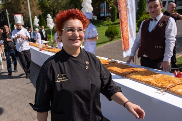 В Ереване испекли самую большую гату в мире: она побила прошлогодний рекорд - Sputnik Армения