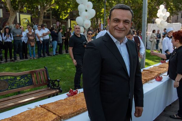 В Ереване испекли самую большую гату в мире: она побила прошлогодний рекорд - Sputnik Армения