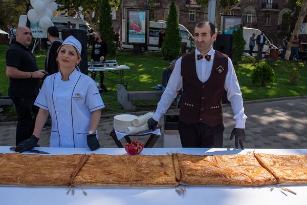 В Ереване испекли самую большую гату в мире: она побила прошлогодний рекорд - Sputnik Армения