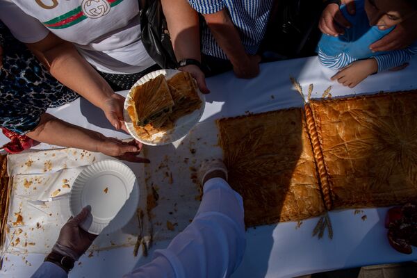 Երևանում համտեսել են աշխարհի ամենամեծ գաթան. այն գերազանցել է նախորդ տարվա ռեկորդը Երևանում համտեսել են աշխարհի ամենամեծ գաթան. այն գերազանցել է նախորդ տարվա ռեկորդը - Sputnik Արմենիա