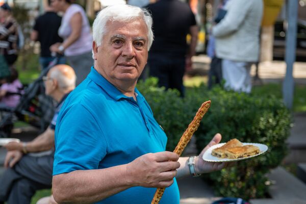 Երևանում համտեսել են աշխարհի ամենամեծ գաթան. այն գերազանցել է նախորդ տարվա ռեկորդը Երևանում համտեսել են աշխարհի ամենամեծ գաթան. այն գերազանցել է նախորդ տարվա ռեկորդը - Sputnik Արմենիա