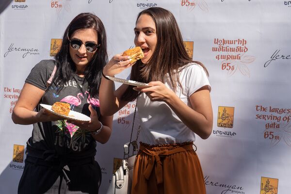 Երևանում համտեսել են աշխարհի ամենամեծ գաթան. այն գերազանցել է նախորդ տարվա ռեկորդը Երևանում համտեսել են աշխարհի ամենամեծ գաթան. այն գերազանցել է նախորդ տարվա ռեկորդը - Sputnik Արմենիա