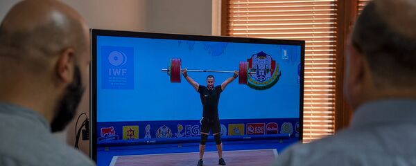 Сотрудники Sputnik Армения наблюдают за чемпионатом мира по тяжелой атлетике (26 сентября 2019). Еревaн - Sputnik Армения