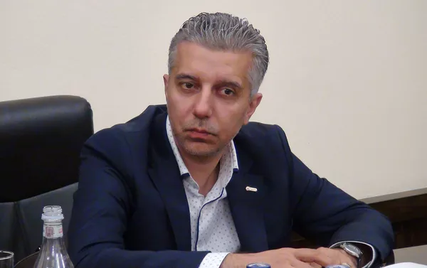 Директор Фонда регионального развития Армяно-китайских отношений Владимир Симонянц на встрече с губернатором Ширака (26 сентября 2019). Гюмри Директор Фонда регионального развития Армяно-китайских отношений Владимир Симонянц на встрече с губернатором Ширака (26 сентября 2019). Гюмри - Sputnik Армения