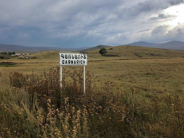 Ինչպես երիտասարդը Գյումրուց տեղափոխվեց գյուղ ու որոշեց ծղոտե հյուրատուն կառուցել Ինչպես երիտասարդը Գյումրուց տեղափոխվեց գյուղ ու որոշեց ծղոտե հյուրատուն կառուցել - Sputnik Արմենիա