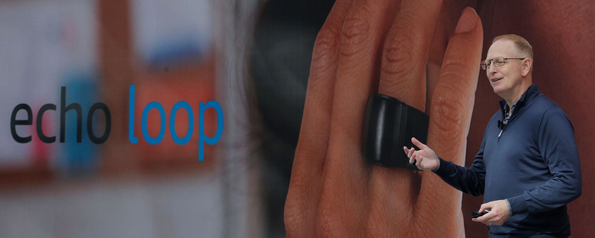 Старший вице-президент по Amazon devices & services Дэйв Лимп рассказывает о кольце Echo Loop, включенном с помощью технологии Alexa personal assistant (25 сентября 2019). Сиэтл - Sputnik Армения, 1920, 26.07.2021