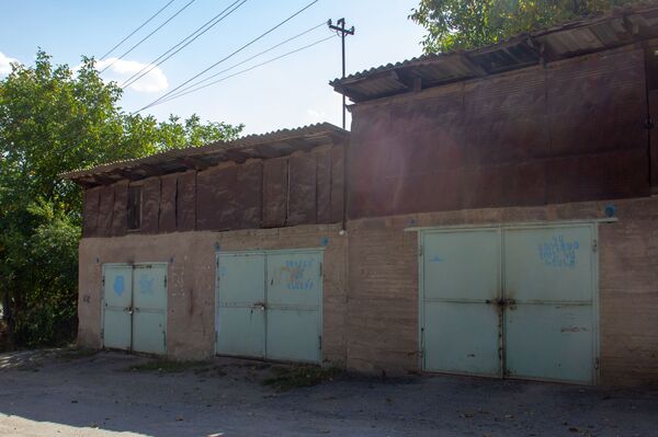 Автомобильные гаражи в селе Личк Сюникской области - Sputnik Армения