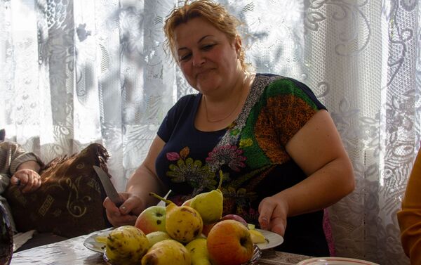 Супруга владельца магазина села Личк Сюникской области Хачика Нара - Sputnik Армения