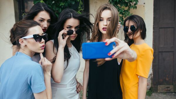 Пять красивых девушек делают совместное селфи на смартфон - Sputnik Армения