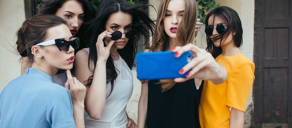 Пять красивых девушек делают совместное селфи на смартфон - Sputnik Армения