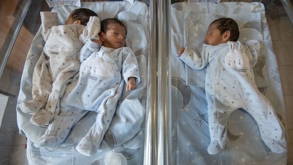  На днях в Центре охраны здоровья матери и ребенка две женщины родили тройню.  - Sputnik Армения