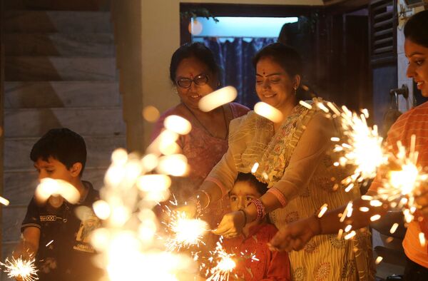Жители индийского Джамму отмечают праздник Дивали - Фестиваль Огней - Sputnik Армения