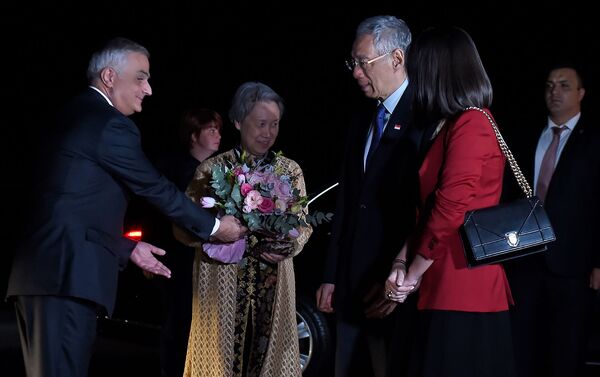 Вице-премьер Мгер Григорян встречает премьер-министра Сингапура Ли Сянлуна в аэропорту Звартноц (28 сентября 2019). Еревaн - Sputnik Армения